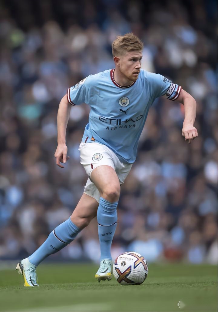 世体：新月对莱万表现出浓厚兴趣，但球员不打算离开巴萨